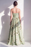 Vestido largo largo de dama de honor sin tirantes de satén verde salvia A-Line floral