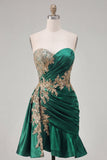 Vestido de bienvenida de satén ceñido verde oscuro con lentejuelas fruncidas y fajilla