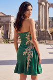 Vestido de bienvenida de satén ceñido verde oscuro con lentejuelas fruncidas y fajilla