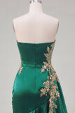 Vestido de bienvenida de satén ceñido verde oscuro con lentejuelas fruncidas y fajilla