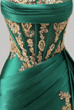 Vestido de bienvenida de satén verde oscuro con lentejuelas franzadas, corsé transparente y faja