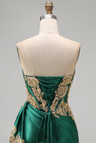 Vestido de bienvenida de satén verde oscuro con lentejuelas franzadas, corsé transparente y faja