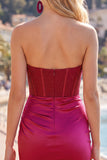 Vestido de bienvenida de satén burdeos con cuentas y corsé transparente con abertura