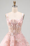 Corsé rosa de cuello cuadrado con vestido floral de bienvenida a casa