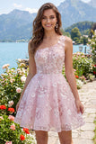Corsé rosa de un hombro con un vestido floral de bienvenida