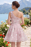 Corsé rosa de un hombro con un vestido floral de bienvenida