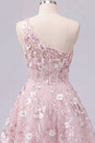 Corsé rosa de un hombro con un vestido floral de bienvenida