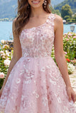 Corsé rosa de un hombro con un vestido floral de bienvenida