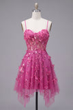 Una línea de vestido corto corsé con cuentas brillantes fucsia y florales de bienvenida