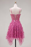 Una línea de vestido corto corsé con cuentas brillantes fucsia y florales de bienvenida