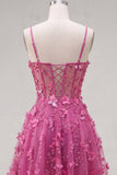 Una línea de vestido corto corsé con cuentas brillantes fucsia y florales de bienvenida