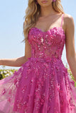 Una línea de vestido corto corsé con cuentas brillantes fucsia y florales de bienvenida