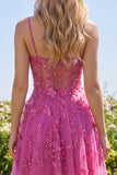Una línea de vestido corto corsé con cuentas brillantes fucsia y florales de bienvenida