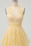 Vestido de bienvenida floral de fin de carrera amarillo mantequilla con escote halter, con escote en forma de línea en forma de A.