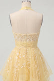 Vestido de bienvenida floral de fin de carrera amarillo mantequilla con escote halter, con escote en forma de línea en forma de A.