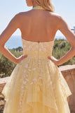 Vestido de bienvenida floral de fin de carrera amarillo mantequilla con escote halter, con escote en forma de línea en forma de A.
