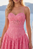 Vestido de bienvenida floral rosa brillante con tirantes finos y lazo
