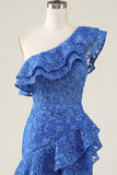Vestido de bienvenida de un hombro azul real con flores, cuentas y volantes, con abertura