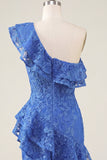 Vestido de bienvenida de un hombro azul real con flores, cuentas y volantes, con abertura