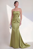 Vestido formal sin tirantes verde sirena con franzas