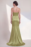 Vestido formal sin tirantes verde sirena con franzas