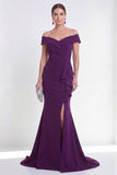 Vestido formal de sirena morado con hombros descubiertos y abertura