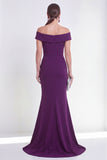 Vestido formal de sirena morado con hombros descubiertos y abertura