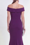 Vestido formal de sirena morado con hombros descubiertos y abertura