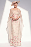 Vestido largo de sirena floral sin tirantes de albaricoque con capa