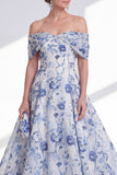 Vestido de Madre de la novia con una flor azul de línea A al hombro bajo