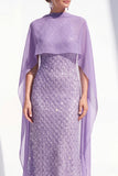 Vestido largo de madre de la novia con cuello halter morado morado sirena y capa