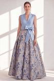 Vestido largo azul de madre de la novia con escote en V y escote en V