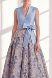 Vestido largo azul de madre de la novia con escote en V y escote en V