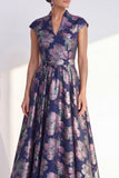 Vestido largo de madre de la novia azul marino con escote en V y flor en V y mangas cortas