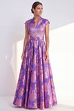 Vestido largo de madre de la novia azul marino con escote en V y flor en V y mangas cortas