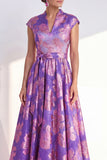 Vestido largo de madre de la novia azul marino con escote en V y flor en V y mangas cortas