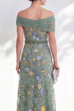 Vestido largo de madre de novia verde con línea A al hombro descubierto