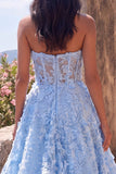 Vestido midi floral sin tirantes sin tirantes en línea A transparente con aplíquos