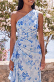 Vestido largo de sirena de un hombro con flor azul y volantes