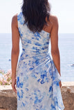 Vestido largo de sirena de un hombro con flor azul y volantes