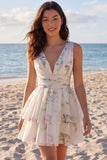 Un vestido mini de flores estampado en marfil con escote en V y niveles de línea