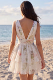 Un vestido mini de flores estampado en marfil con escote en V y niveles de línea