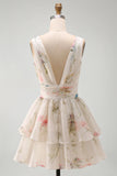 Un vestido mini de flores estampado en marfil con escote en V y niveles de línea