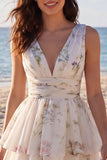 Un vestido mini de flores estampado en marfil con escote en V y niveles de línea