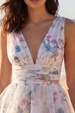 Un vestido mini de flores estampado en marfil con escote en V y niveles de línea