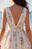 Un vestido mini de flores estampado en marfil con escote en V y niveles de línea