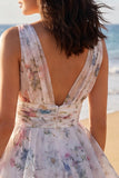 Un vestido mini de flores estampado en marfil con escote en V y niveles de línea