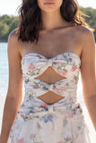 Vestido blanco pequeño sin tirantes con recorte floral