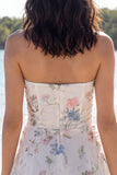 Vestido blanco pequeño sin tirantes con recorte floral