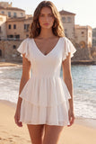 Vestido blanco pequeño con escote en V con volantes en una línea A